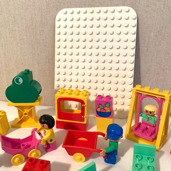 Vintage Lego Duplo Family Play Blocks 75 Pieces With Building Plate - Picture 7 of 10